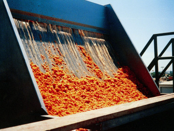 Closeup of solids capture on the Hydroscreen Liquid Solids Separation Screen